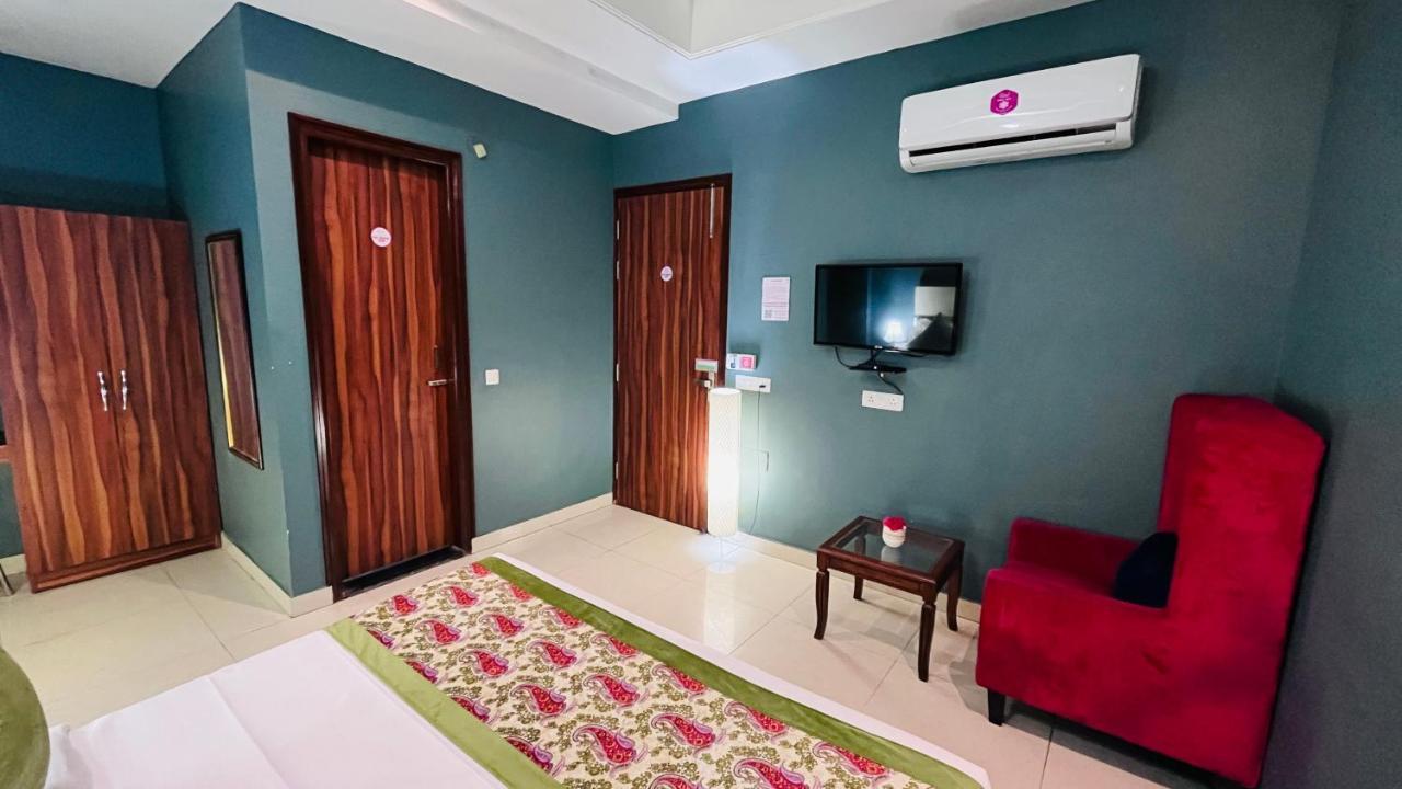 Qotel Hotel Church House Rohini Sector 15 Delhi  Exterior photo