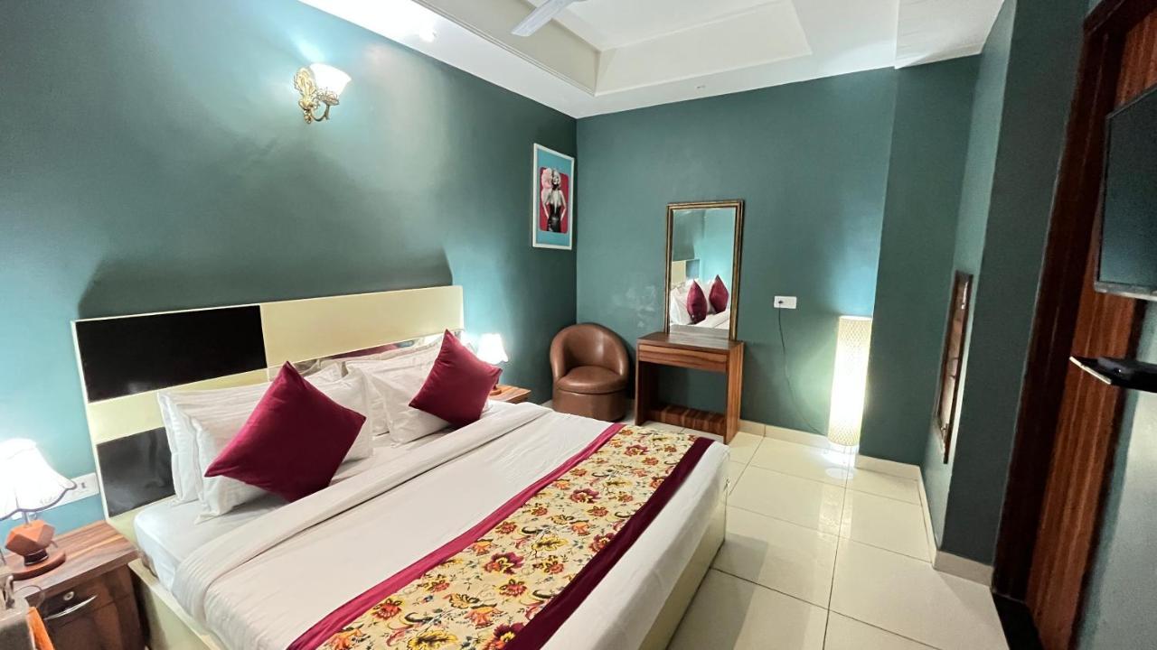 Qotel Hotel Church House Rohini Sector 15 Delhi  Exterior photo