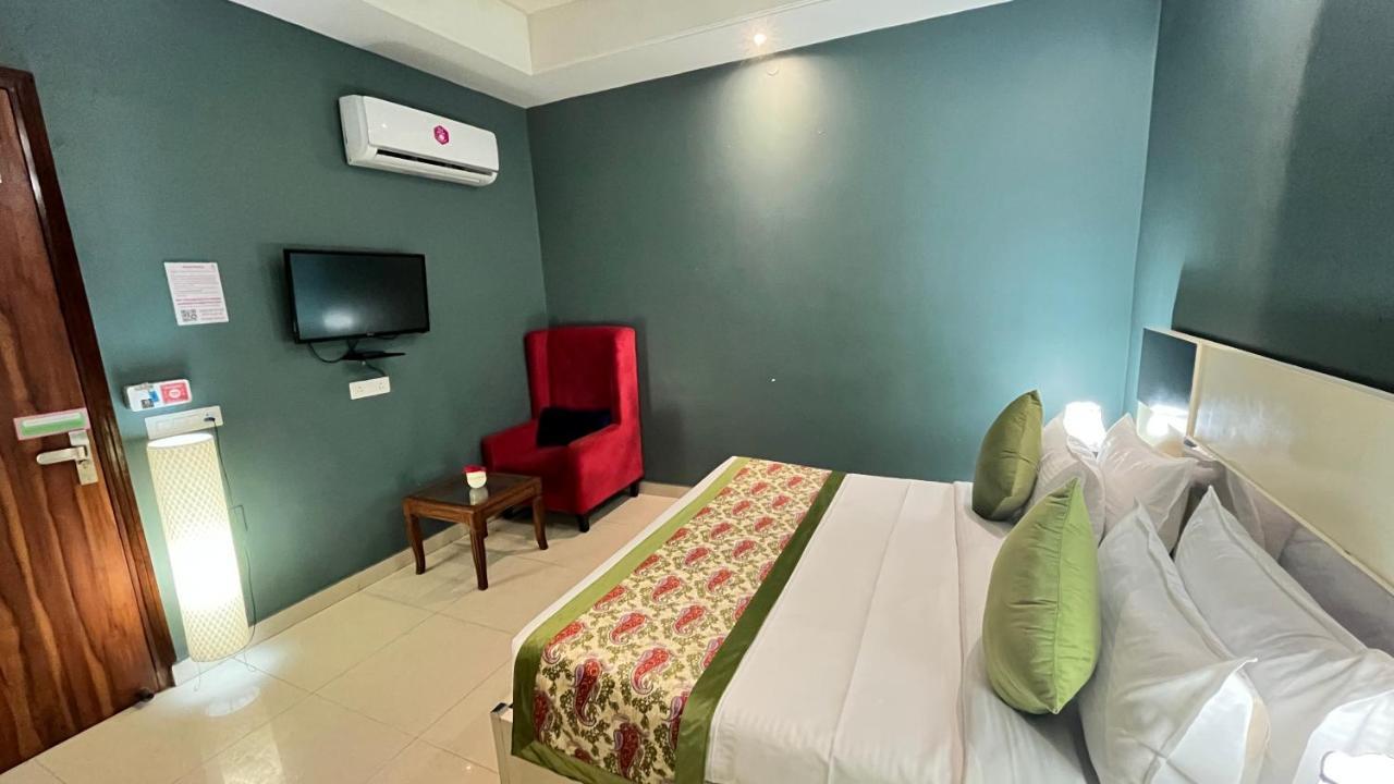 Qotel Hotel Church House Rohini Sector 15 Delhi  Exterior photo